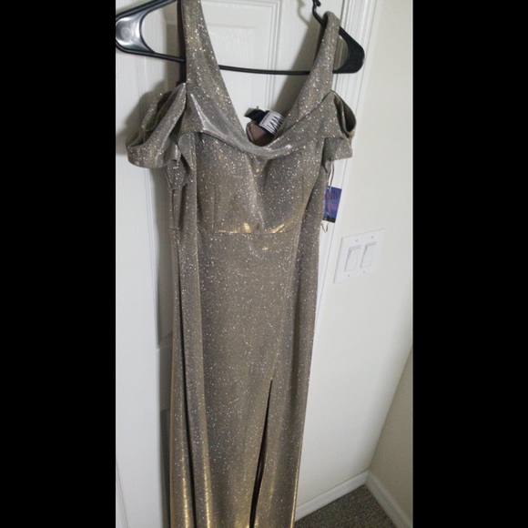 Approx. model height is 5'10" and she is wearing a - Picture 4 of 5